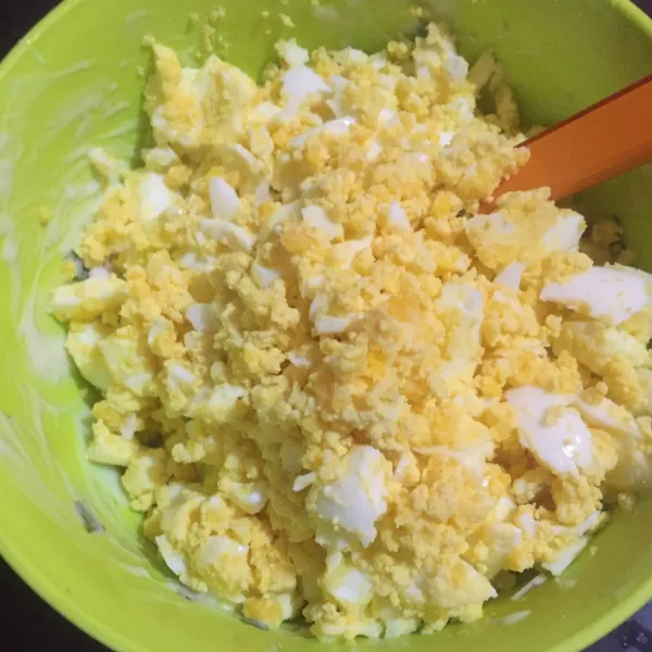 Bahan isi: hancurkan telur rebus dengan garpu tapi tidak sampai halus, sisihkan.