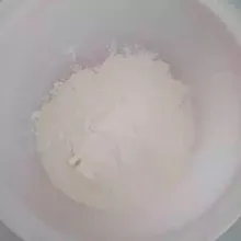 Aduk rata tepung terigu dan garam.