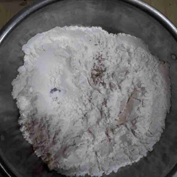 Campur dalam satu wadah tepung kanji, tepung terigu, garam, merica, kaldu bubuk, dan baking powder. Sisihkan.