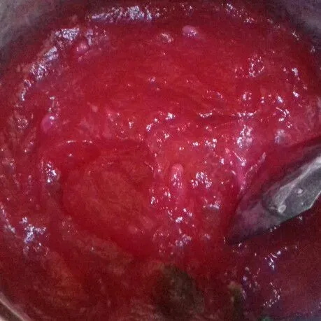 Jika warnanya berubah bening, tandanya sudah matang. Angkat dan segera cetak di atas saringan dawet.