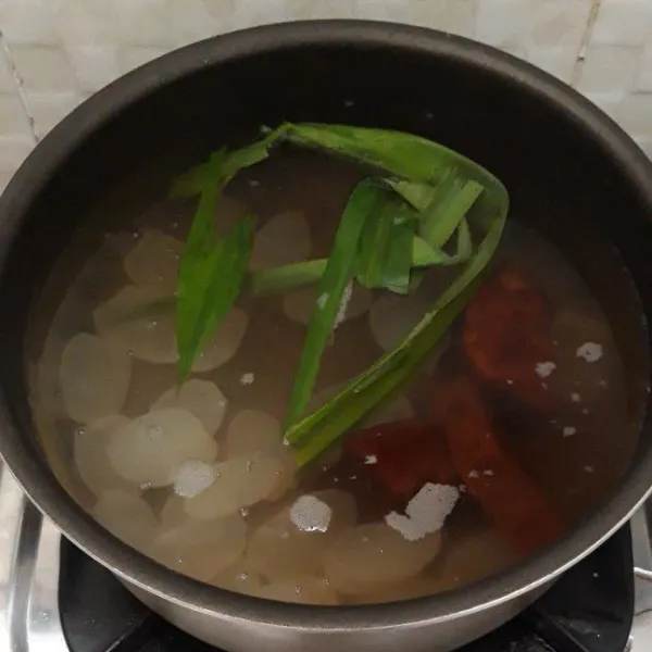 Siapkan air dan masak kolang kaling, gula merah serta daun pandan. Tunggu hingga gula merah mencair, kolang kaling matang dan air mendidih.
