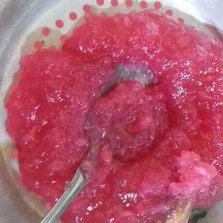 Siapkan air matang dingin dalam baskom, beri es batu. Letakkan cetakan dawet/ saringan dawet di atasnya. Tuang adonan dawet dan tekan-tekan hingga selesai.