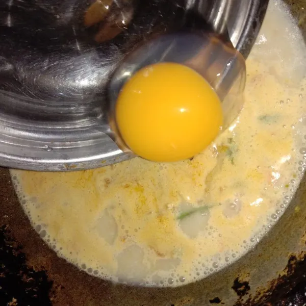 Tambahkan telur bebek.