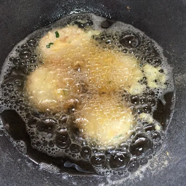 Goreng dalam minyak yg sdh panas dengan api kecil supaya tidak cepat gosong. Goreng hingga kecoklatan, balik, angkat & tiriskan.