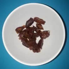Buang biji kurma lalu potong kecil-kecil daging buahnya. Sisihkan.
