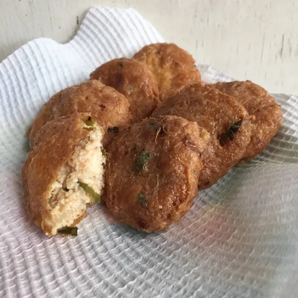 Sajikan perkedel dengan nasi atau untuk camilan.