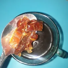 Masukkan potongan kurma ke dalam teh.
