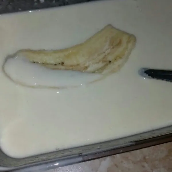 Masukkan pisang ke dalam adonan tepung hingga rata.