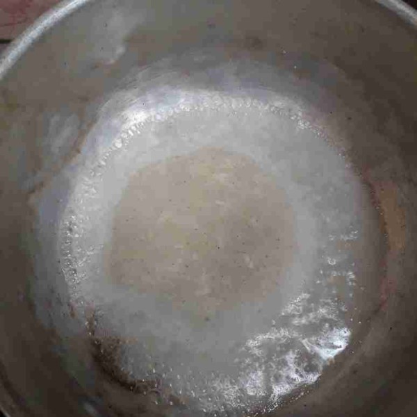 Rebus air dan bawang putih yang sudah dihaluskan sampai mendidih.