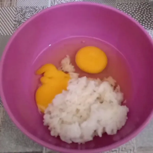 Tuangkan nasi dan 2 butir telur, tambahkan bumbu (garam, gula, merica bubuk dan penyedap), kocok merata.