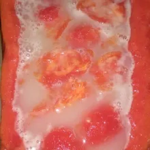 Setelah uap panas puding hilang tuang puding ke dalam pepaya, taburi dengan kerokan pepaya, dinginkan sampai puding kaku. Potong-potong dan sajikan.