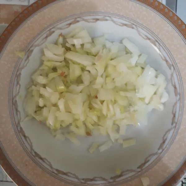 Potong kecil bawang bombay  dan haluskan bawang putih.