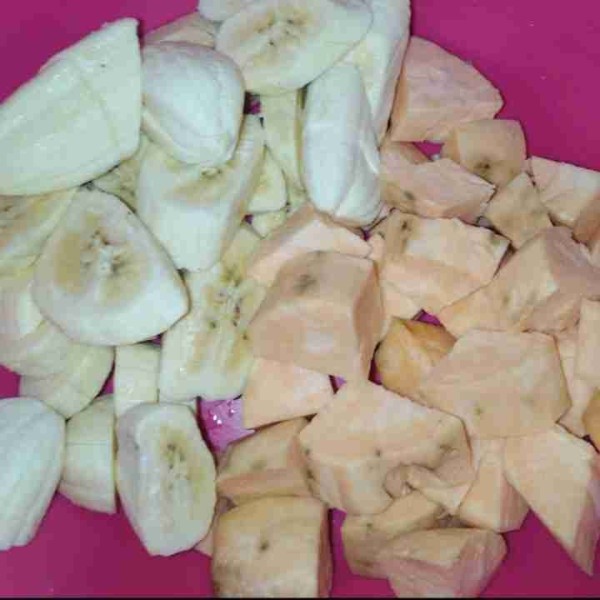 Kupas ubi, potong dadu besar. Pisang bisa dipotong serong.