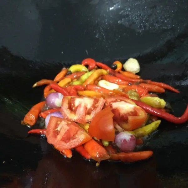 Goreng semua bahan untuk sambal.