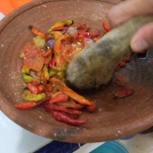 Haluskan tambahkan garam dam penyedap rasa.