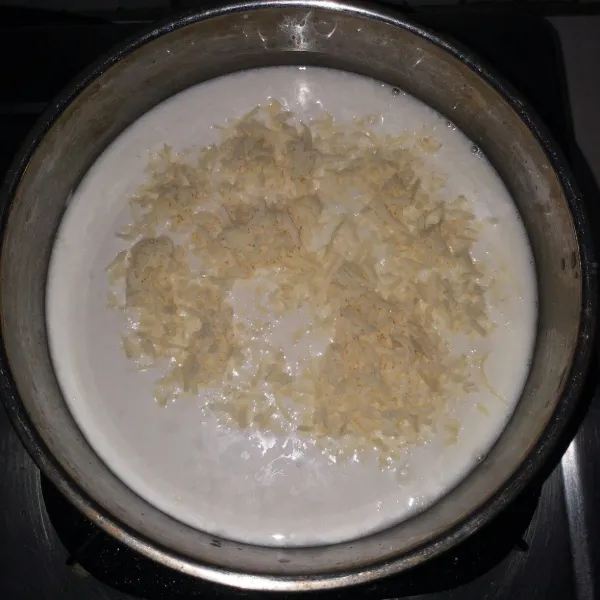 Campur semua bahan vla kecuali maizena. Masak hingga keju larut dan mendidih.