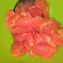 Pisahkan pepaya untuk nanti diisikan kembali ke dalam puding.