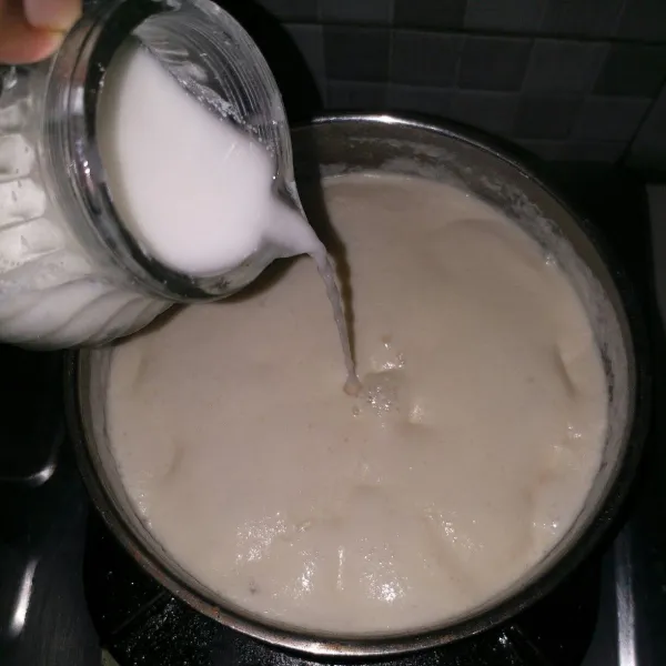 Tuang larutan maizena, jika sudah mendidih.