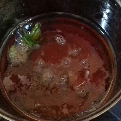 Rebus hingga gula larut dan saring, siap digunakan. Rebus santan dan daun pandan, beri sedikit garam. Angkat dan sisihkan.