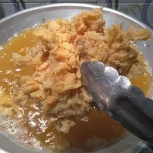 Goreng sampai kuning keemasan lalu tiriskan.