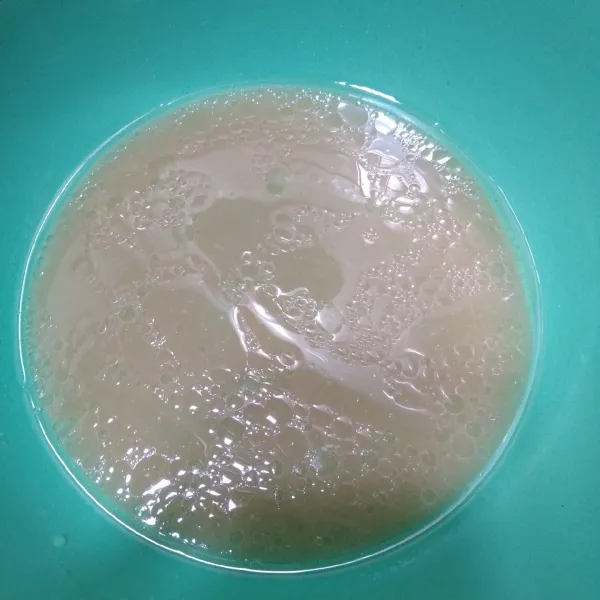 Campurkan bahan basah, kuah kolak waluh, minyak dan susu kental manis.