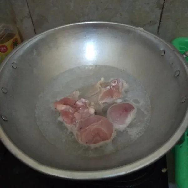 Rebus ayam setengah matang, sisihkan.