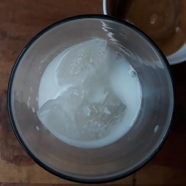 Tambahkan susu cair.