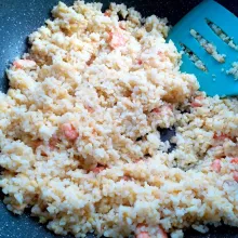 Masukkan kocokan telur dan nasinya, masak hingga nasi dan telur agak mengering.