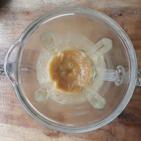 Blender kurma hingga lembut.