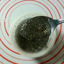 Sementara rendam chia seed dengan air panas sampai mengembang.