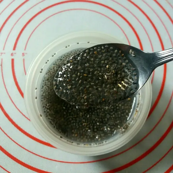 Sementara rendam chia seed dengan air panas sampai mengembang.