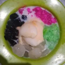 Tuang air gula dan susu sedikit sedikit.