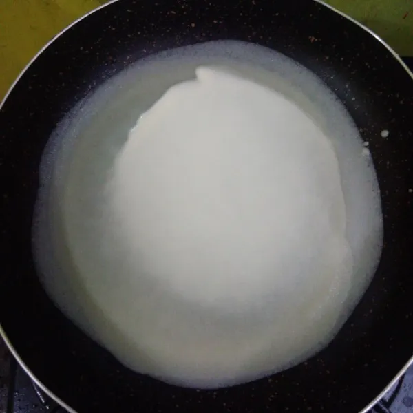 Panaskan teflon, tuang 1 1/2 sendok sayur ke atasnya, lalu putar teflon agar adonan membentuk lingkaran. Masak hingga adonan berubah warna, angkat. Lakukan hingga adonan habis.
