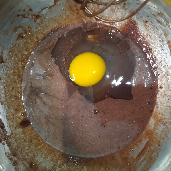 Setelah tercampur rata, masukkan 1 butir telur, lalu aduk kembali hingga semua tercampur.