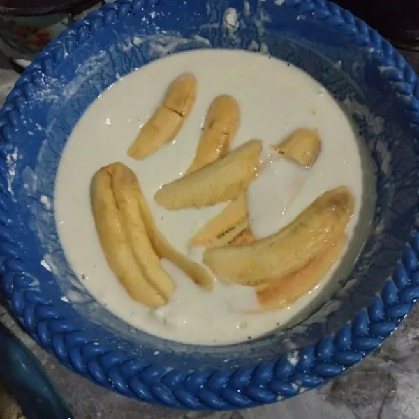 Celupkan pisang pada adonan.