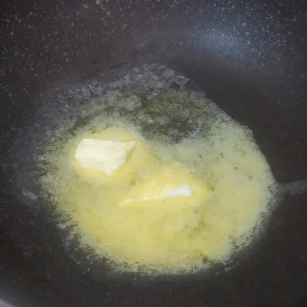 Panaskan margarin dan garam dengan api kecil (bahan 1), sambil diaduk pelan sampai margarin cair.