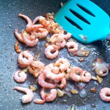 Masukkan udang, aduk sampai berubah warnanya.
