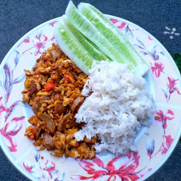 Sajikan bersama nasi dan lalapan.