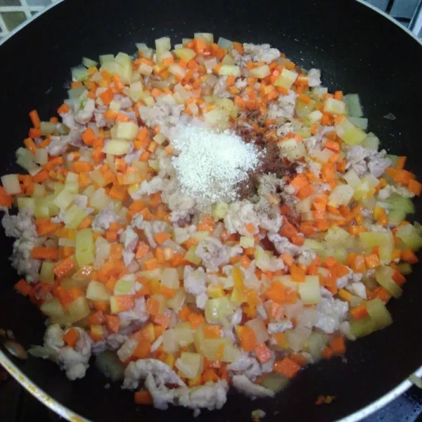 Tumis bumbu hingga harum, masukkan dada ayam cincang, masak hingga berubah warna. Tambahkan wortel kentang, dan bumbu. Aduk rata.