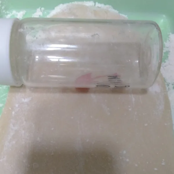 Gilas adonan dan taburi dengan tepung agar tidak lengket.