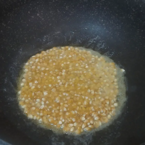 Setelah itu masukkan jagung lalu aduk sampai jagung terkena margarin semua.