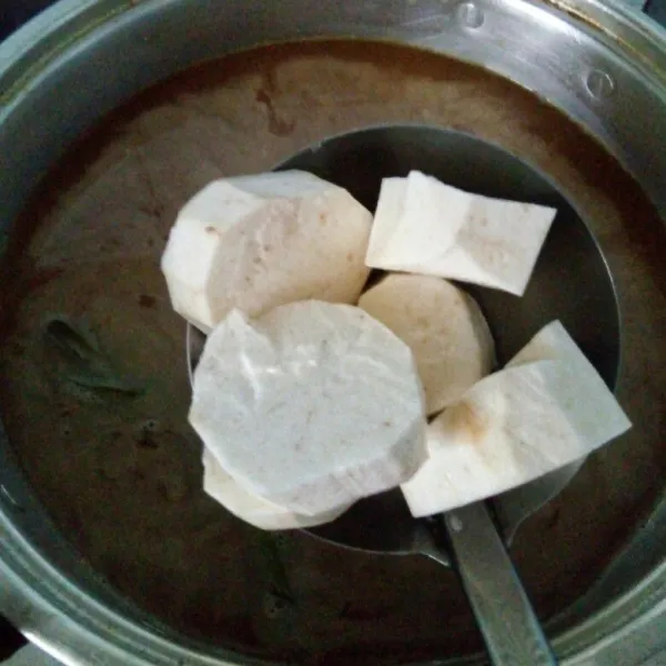 Jika singkong sudah setengah empuk, masukkan keladi. Masak santan hingga mendidih, dan semua matang sempurna.