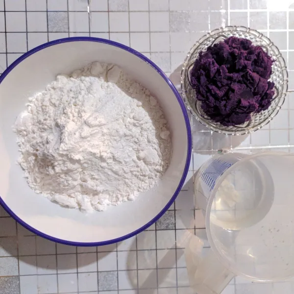 Siapkan bahan, campurkan tepung ketan, sagu, dan 1/2 sdt garam.