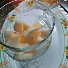 Potong dadu timun suri masukkan dalam gelas.