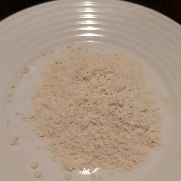 Siapkan 5 sdm tepung lainnya ke dalam wadah.