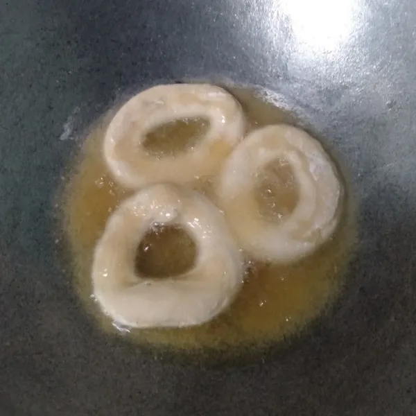 Goreng dengan minyak panas.