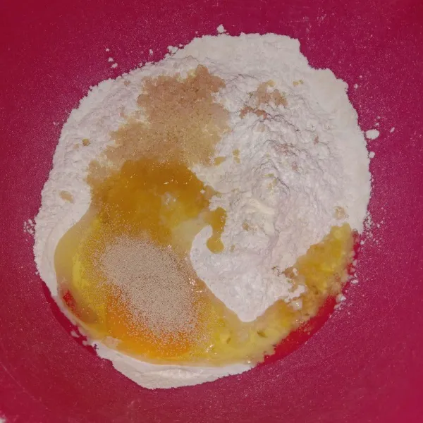 Dalam wadah masukkan tepung terigu, tepung beras, telur, gula, ragi instan dan garam kemudian aduk rata.