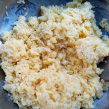 Kocok telur lalu campur dengan nasi putih, aduk rata.
