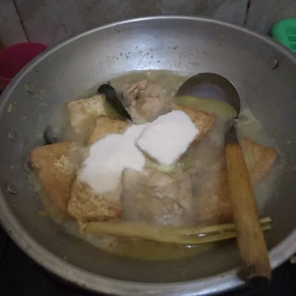 Tambahkan santan bubuk, aduk rata hingga santan mendidih dan bumbu meresap.