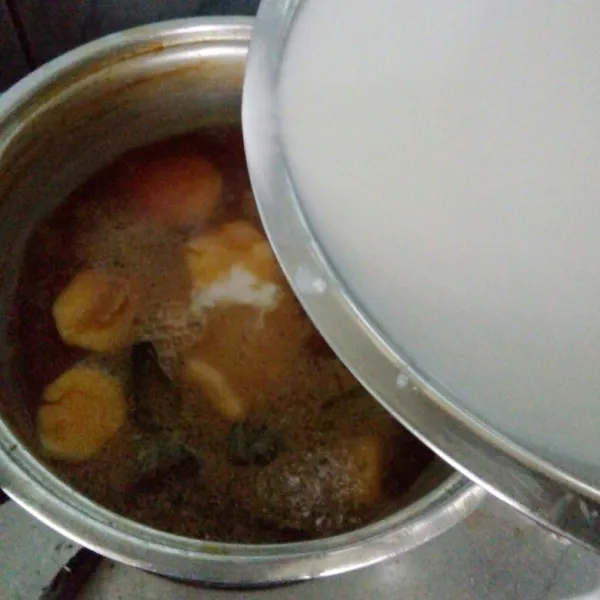 Terakhir masukkan santan kental, aduk rata, dan koreksi rasanya. Masak kembali hingga mendidih sambil diaduk supaya santan tidak pecah. Tambahkan gula pasir jika kurang manis. jika rasa sudah pas, matikan kompor.